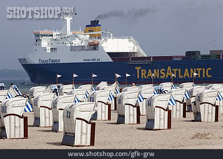 
                Strandkörbe, Containerschiff, Ostseeküste                   