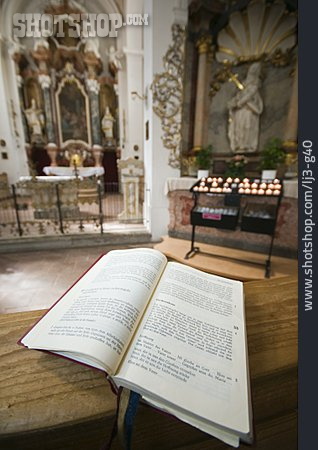 
                Kirche, Altar, Gebetbuch                   