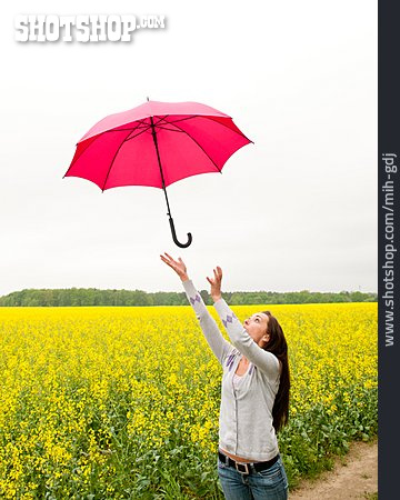 
                Junge Frau, Regenschirm, Windig, Wegfliegen                   