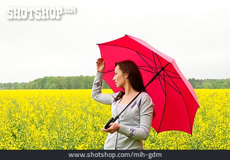 
                Junge Frau, Spaziergang, Regenschirm, Melancholisch                   