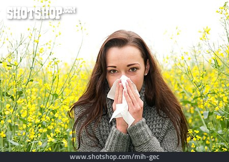 
                Junge Frau, Allergie, Heuschnupfen, Nase Putzen                   