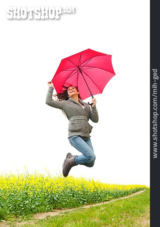 
                Junge Frau, Springen, Lebensfreude, Regenschirm                   