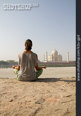 
                Frau, Taj Mahal, Meditieren                   