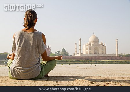 
                Frau, Yoga, Schneidersitz, Taj Mahal, Meditieren                   