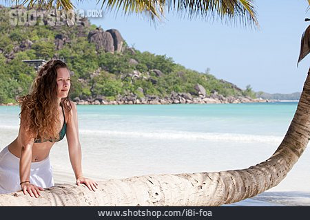 
                Frau, Seychellen, Strandurlaub                   