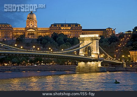 
                Budapest, Kettenbrücke, Burgpalast                   