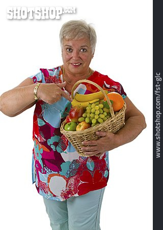 
                Seniorin, Gesunde Ernährung, Obstkorb                   