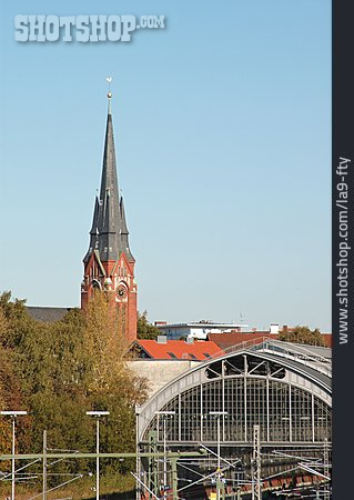 
                Bahnhof, Kirchturm, St. Lorenz, Lübeck                   