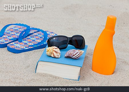 
                Strandurlaub, Sonnencreme, Reiselektüre                   