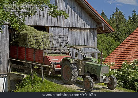 
                Bauernhof, Traktor, Erntezeit                   