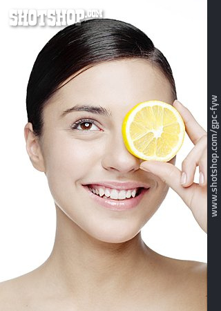 
                Beauty & Kosmetik, Junge Frau, Zitronenscheibe, Zitrone                   
