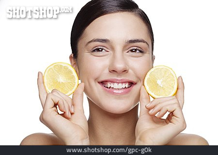 
                Junge Frau, Zitronenscheibe, Zitrone                   