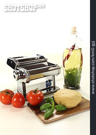 
                Italienische Küche, Nudelteig, Nudelzubereitung, Nudelmaschine                   