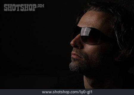 
                Portrait, Mann, Sonnenbrille                   