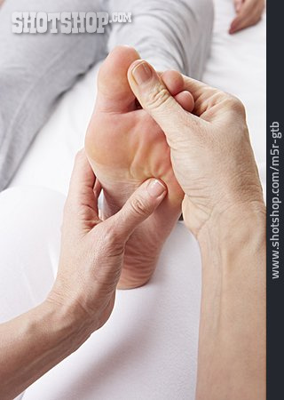 
                Fuß, Physiotherapeutin, Physiotherapie, Fußreflexzonen, Fußreflexzonenmassage, Akupressur                   