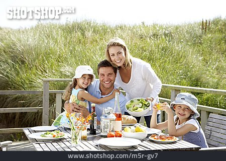 
                Sommer, Ferienhaus, Familie, Familienleben, Familienurlaub                   