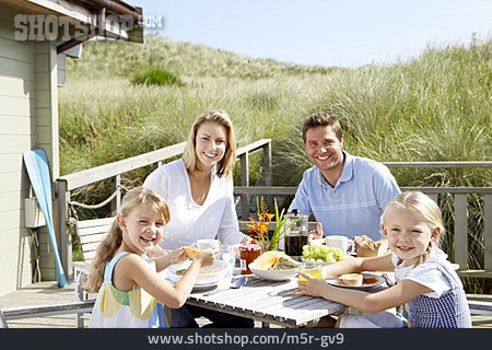 
                Sommer, Frühstück, Ferienhaus, Familie, Terrasse, Familienleben                   