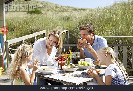 
                Reise & Urlaub, Sommer, Frühstück, Ferienhaus, Familie, Familienleben                   