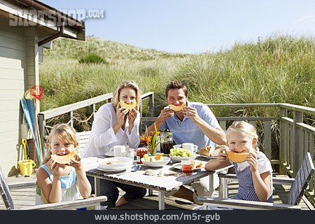 
                Sommer, Frühstück, Familie, Melone, Frühstückstisch, Familienurlaub                   