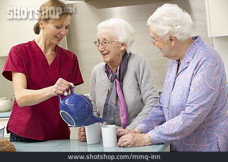 
                Altenpflegerin, Seniorenheim, Altersheim, Pflegebedürftig, Altenpflege                   