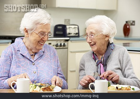 
                Seniorin, Seniorenheim, Altersvorsorge, Senioren-wg                   