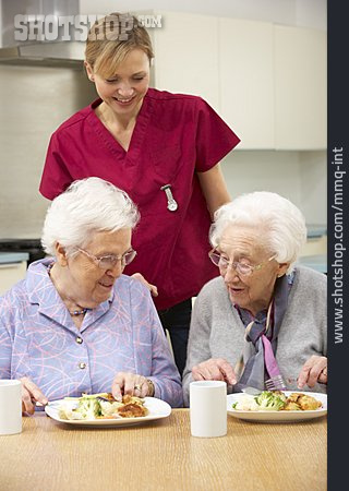 
                Seniorin, Altenpflegerin, Seniorenheim, Altersvorsorge, Pflegebedürftig, Mittagessen, Betreutes Wohnen                   