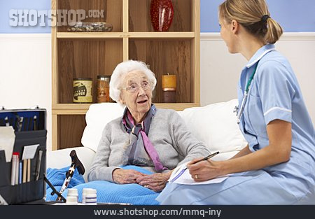 
                Krank, Altenpflegerin, Altersheim, Pflegebedürftig, Pflegeheim, Hausbesuch                   