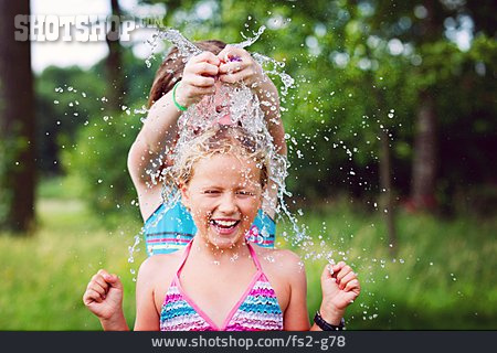 
                Mädchen, Erfrischung, Spaß & Vergnügen, Abkühlung, Sommerlich, Wasserschlacht                   