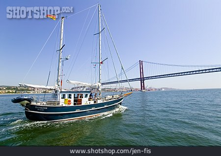 
                Segelboot, Ponte 25 De Abril                   