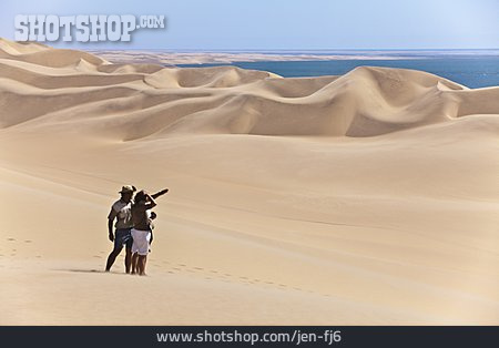 
                Wüste, Sandwüste, Urlauber, Dünenlandschaft, Namibia                   