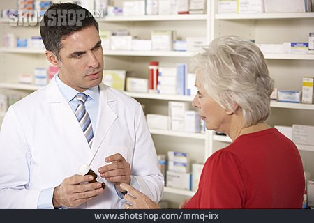 
                Pharmazie, Apotheke, Kundin, Apotheker                   