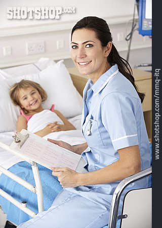 
                Krankenschwester, Patientin, Genesung, Kinderkrankenhaus, Patientenakte                   