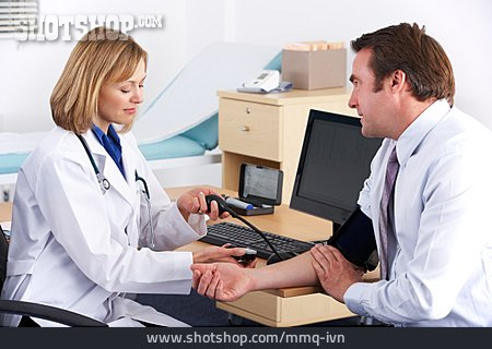 
                Arztbesuch, Blutdruckmessung, Gesundheitscheck                   