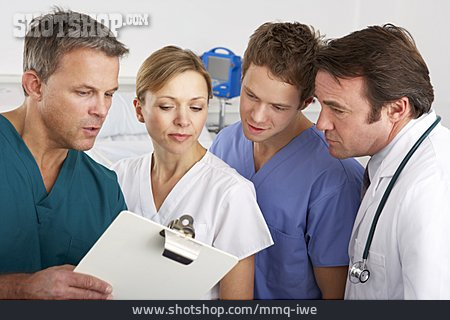 
                Krankenschwester, ärzteteam, Patientenakte                   