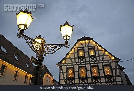 
                Seligenstadt, Straßenlaterne, Kandelaber, Weihnachtsbeleuchtung                   