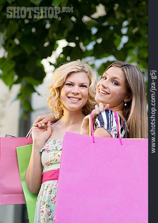
                Junge Frau, Einkauf & Shopping, Freundinnen, Einkaufstüte, Shoppingtour                   