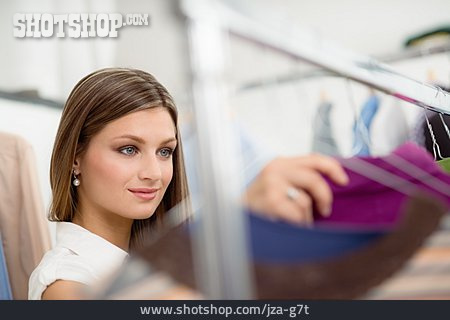 
                Junge Frau, Einkauf & Shopping, Einkaufen, Kundin, Kleidergeschäft                   