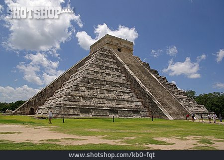 
                Yucatan, Chichen Itza, Pyramide Des Kukulcan                   