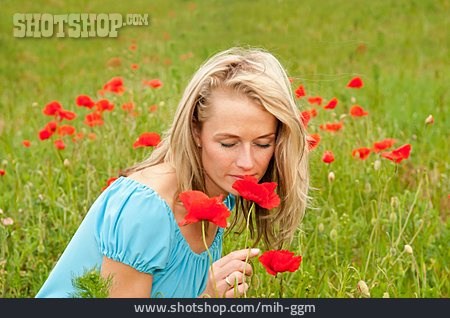 
                Junge Frau, Blumenwiese, Riechen                   