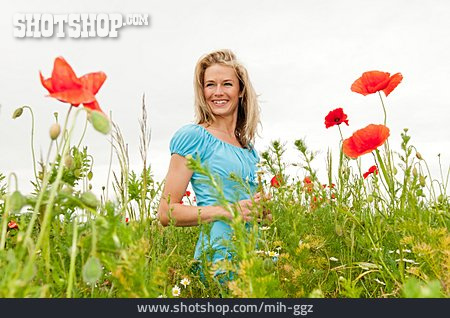 
                Junge Frau, Blumenwiese, Sommerlich                   