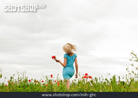 
                Junge Frau, Blumenwiese, Spaziergang                   