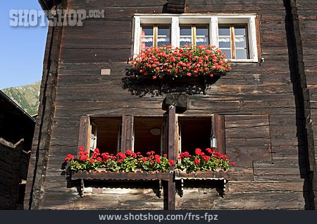 
                Wohnhaus, Blumenkasten, Holzfassade                   