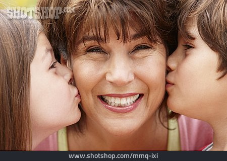 
                Großmutter, Küssen, Enkelkinder                   