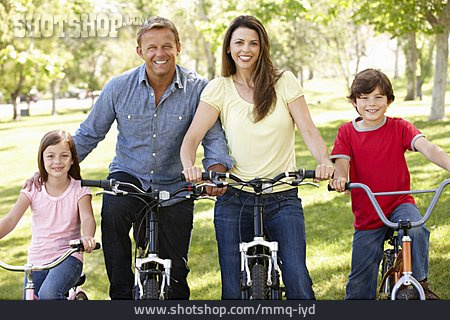 
                Eltern, Familie, Radfahrer, Radtour, Familienausflug                   