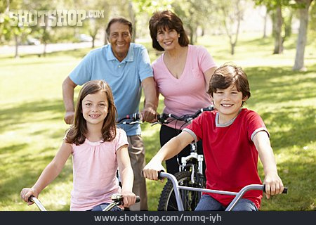 
                Enkel, Radtour, Ausflug, Großeltern                   