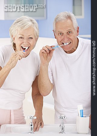 
                Paar, Körperpflege, Zähneputzen, Seniorenpaar                   