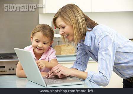 
                Mutter, Häusliches Leben, Internet                   