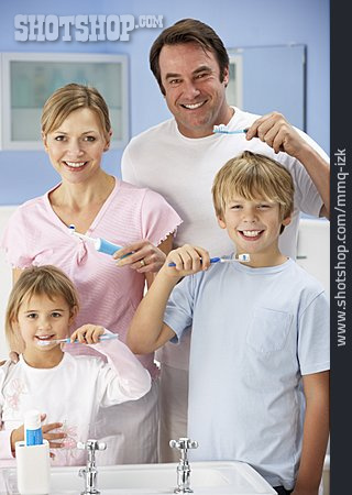 
                Körperpflege, Familie, Zähneputzen                   