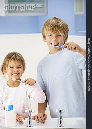 
                Zahnhygiene, Geschwister, Zähneputzen                   