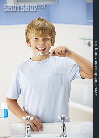 
                Junge, Zahnhygiene, Zähneputzen                   